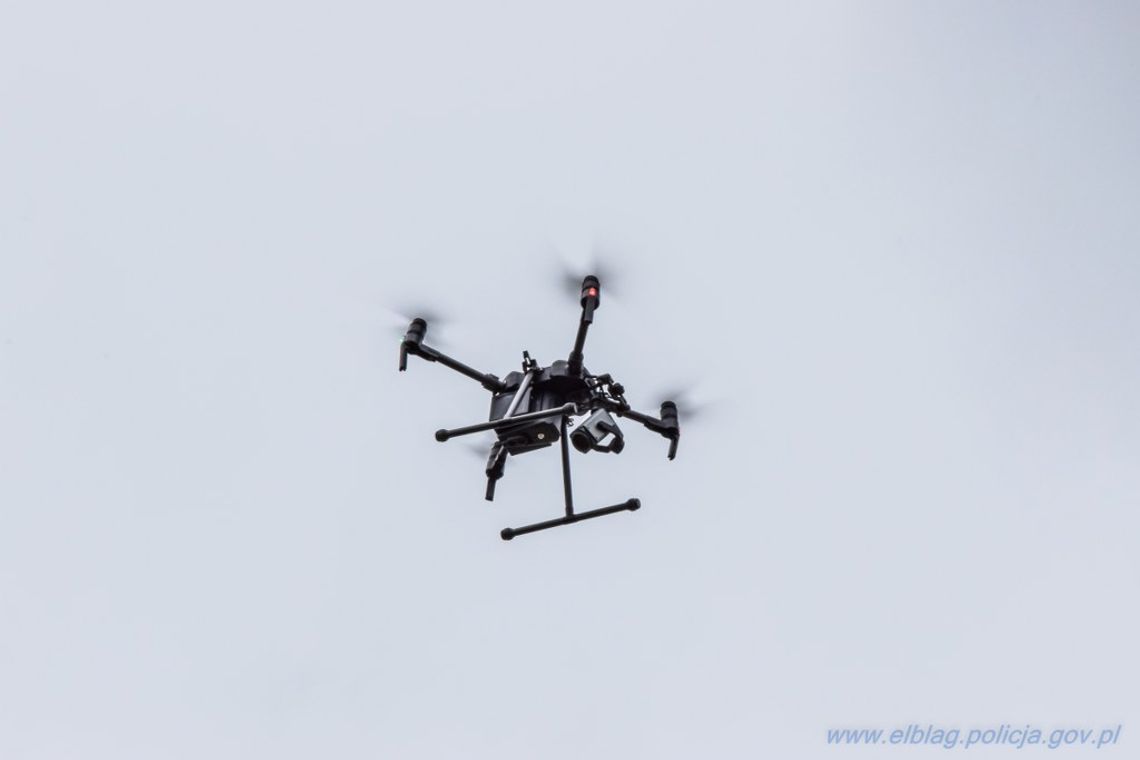 Policyjne działania z powietrza w Elblągu. Nad S7 lata dron