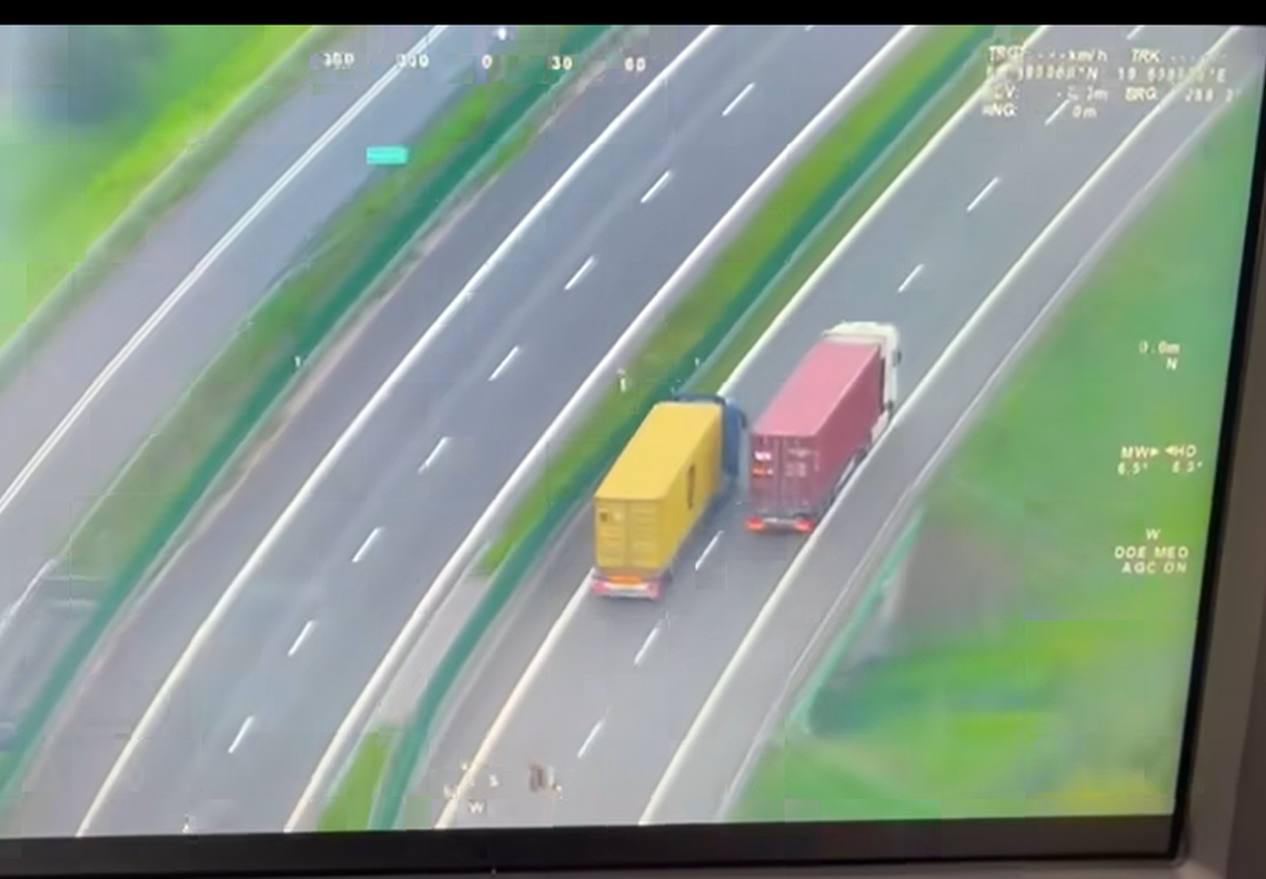 Policyjny śmigłowiec Bell nad S7 [WIDEO]