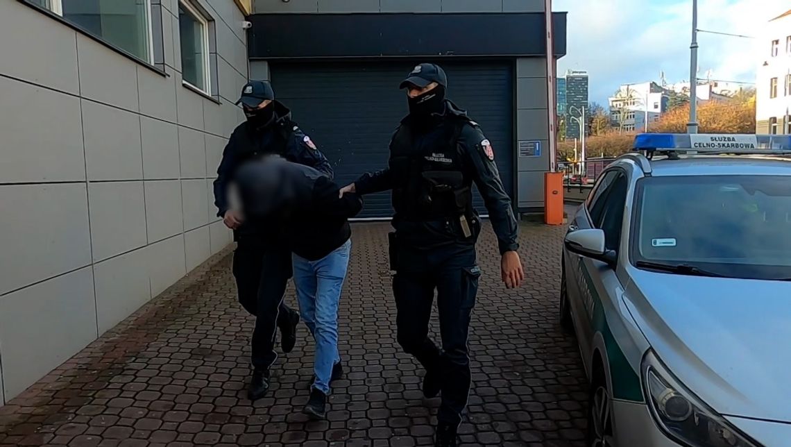 Połknął 88 kapsułek kokainy. Szokujące zatrzymanie na lotnisku w Gdańsku Połknął 88 kapsułek kokainy. Szokujące zatrzymanie na lotnisku w Gdańsku