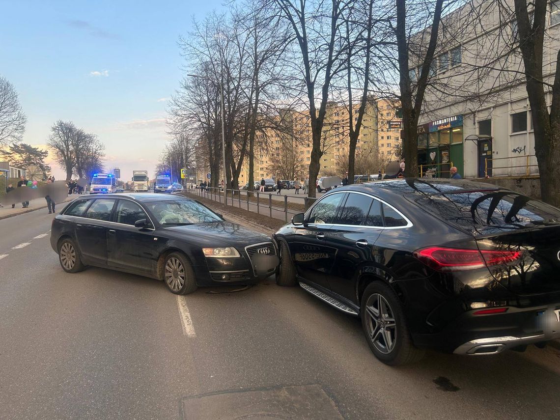 Potrącił dwie osoby i uderzył w Mercedesa. Wypadek na Odrodzenia