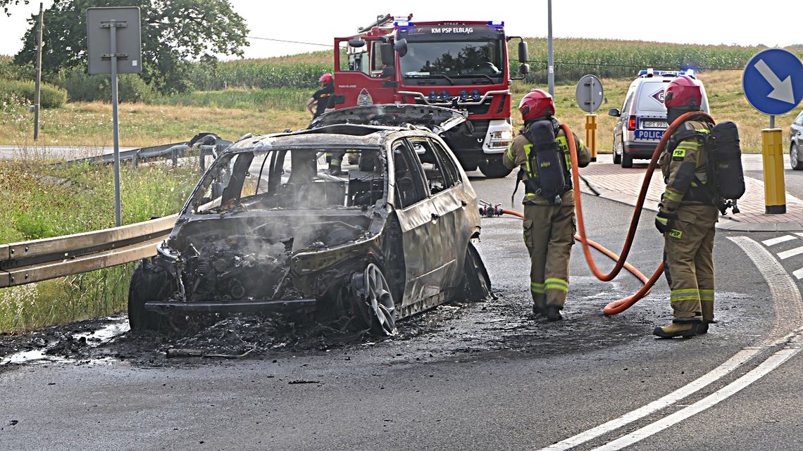 Pożar BMW na zjeździe na S22 [ZDJĘCIA]