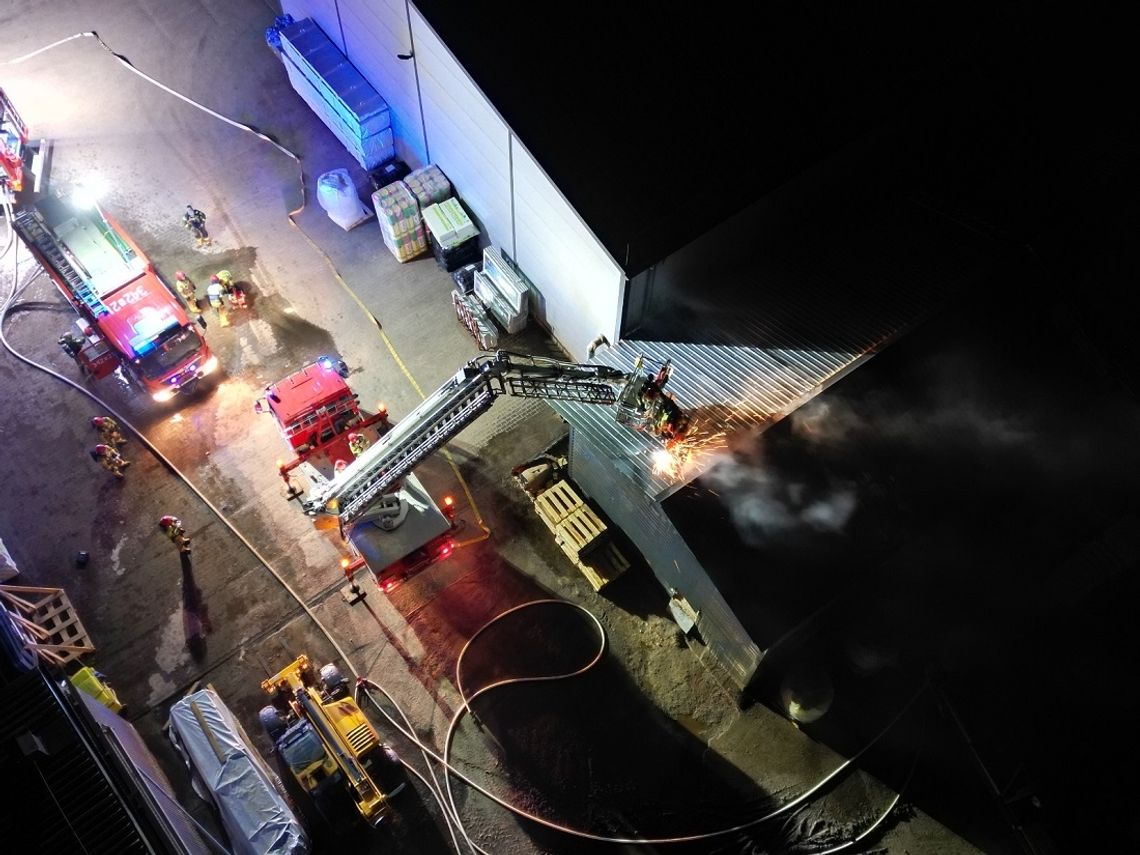 Pożar hali na Modrzewinie. W akcji brało udział 24 strażaków