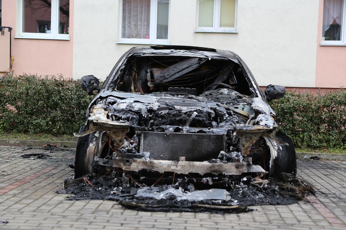 BMW spłonęło na parkingu