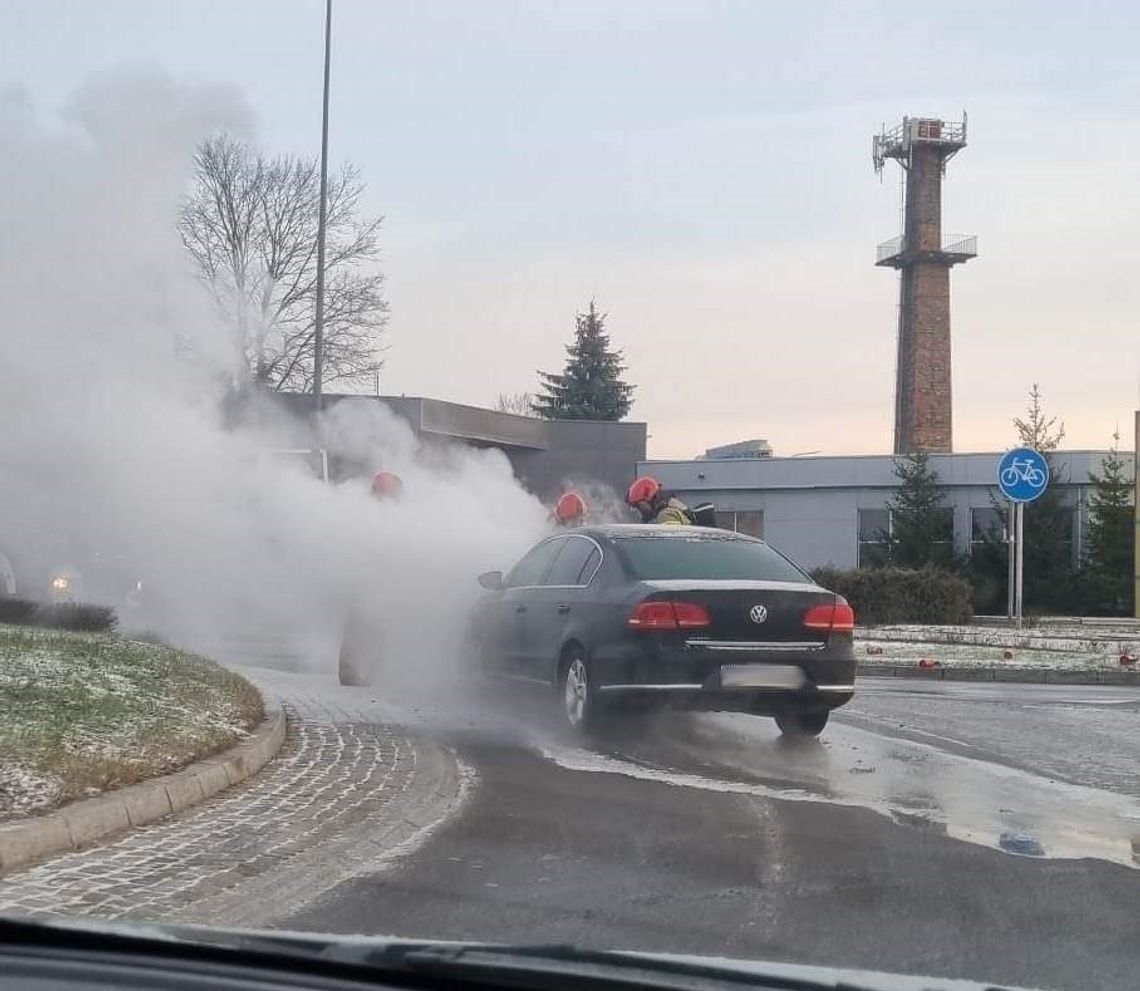 Pożar samochodu na rondzie