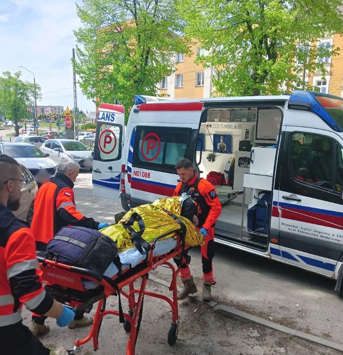Przechodnie byli obok, ale nie pomogli. Dopiero patrol zauważył nieprzytomnego mężczyznę