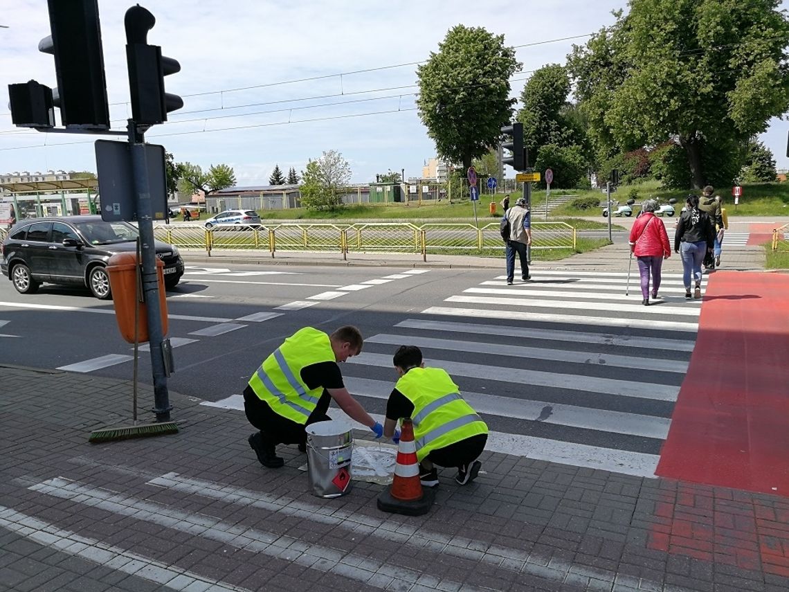 Przed przejściami pieszych w Elblągu powstały specjalne znaki