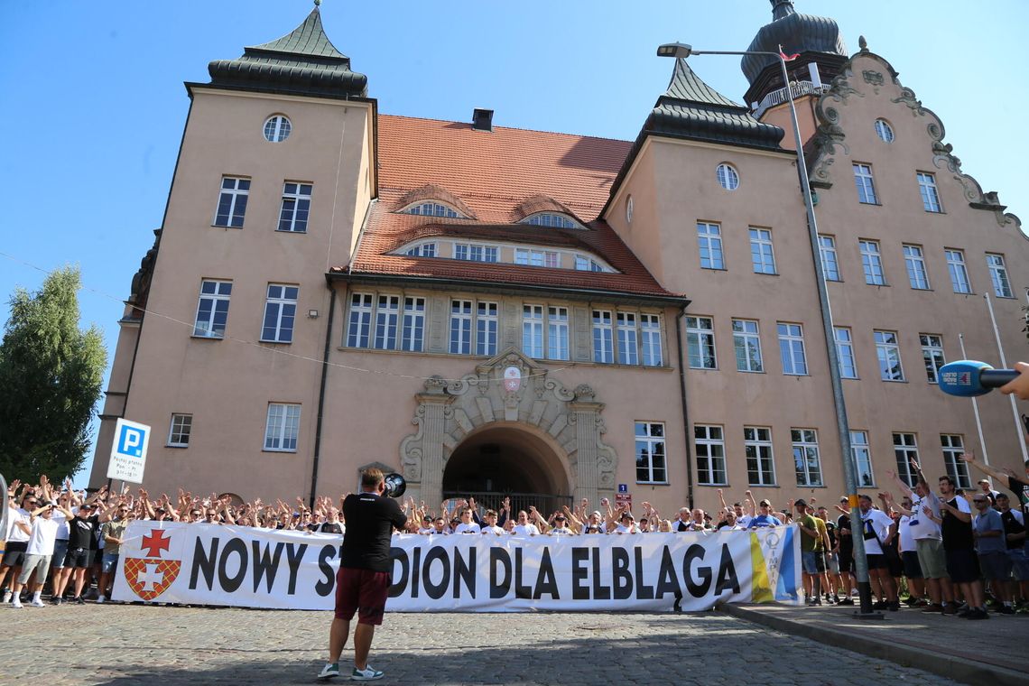 Przemarsz kibiców w Elblągu i pikieta [FOTO]