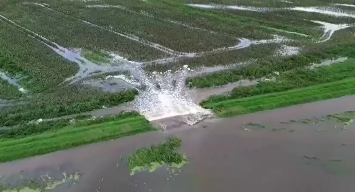Przerwanie wału przeciwpowodziowego w Świętym Gaju. Służby w gotowości [WIDEO]