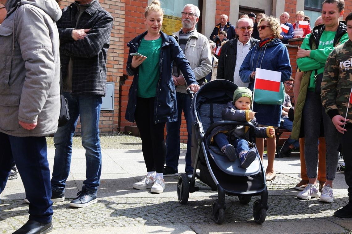 Przeszli z 50 metrową biało-czerwoną flagą [ZDJĘCIA]