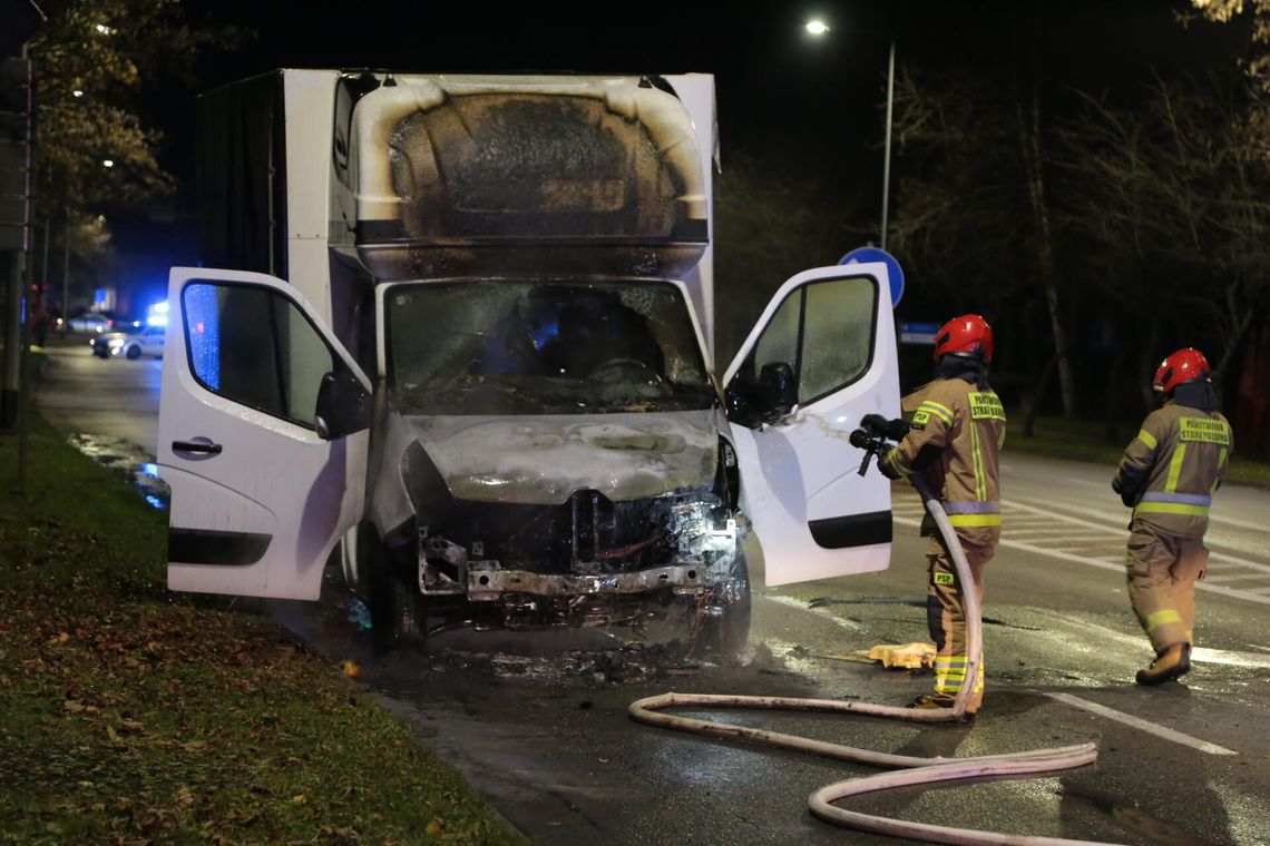 Przy komendzie policji spłonął samochód