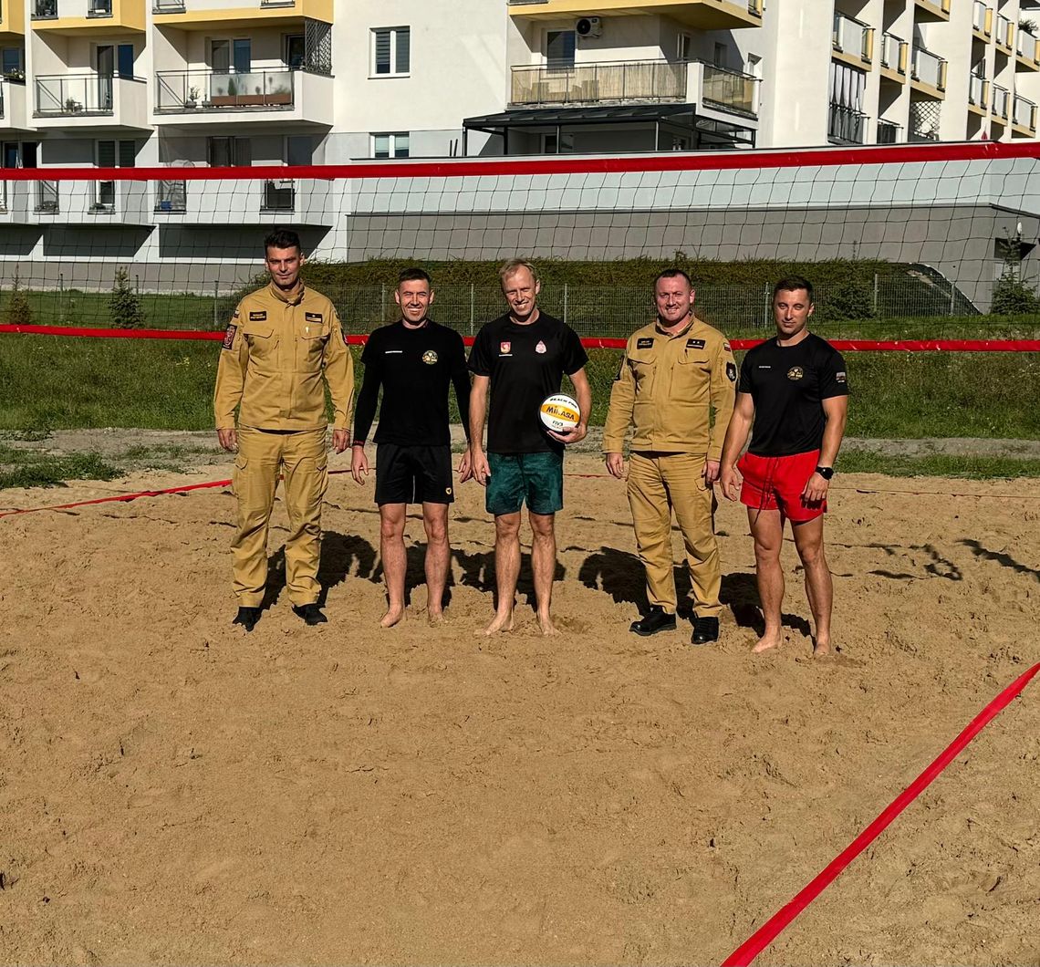 Przy komendzie straży w Elblągu powstało boisko do siatkówki plażowej