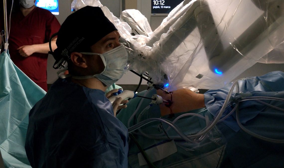 Rewolucja na sali operacyjnej w Elblągu. Robot pomaga chirurgom ratować pacjentów