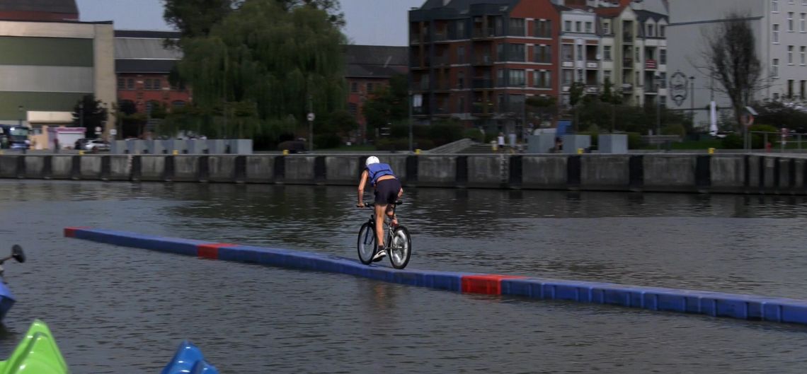 Rowerowe szaleństwo na wodzie! [VIDEO]