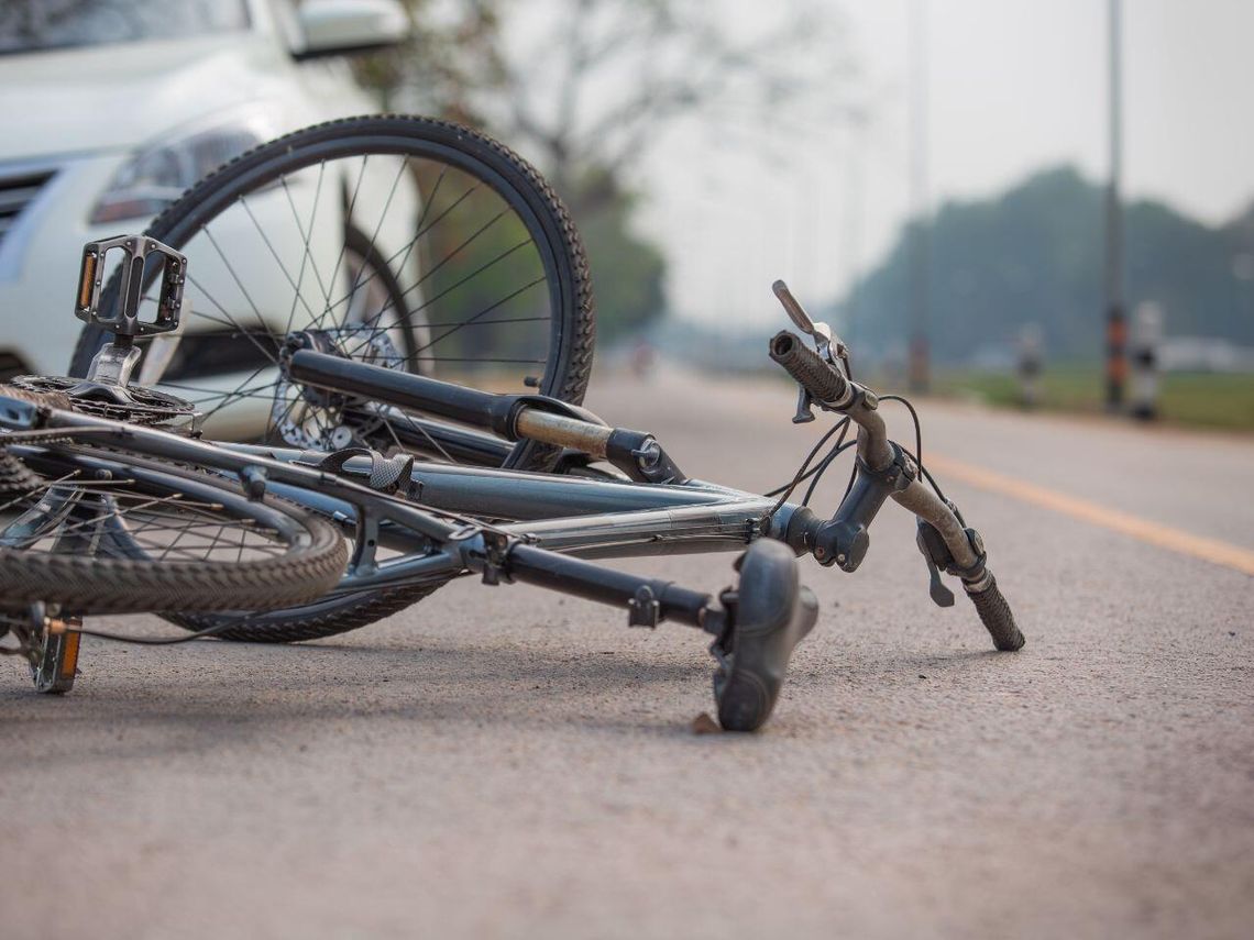 Rowerzysta poszkodowany na ul. Kościuszki. Policja poszukuje kierującej Oplem