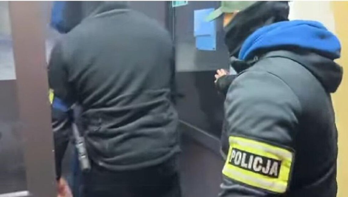 Rozebrali go, przywiązali do krzesła i bili Rozebrali go, przywiązali do krzesła i bili