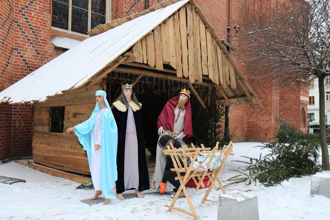 Rozpoczęła się budowa sceny i jarmarku bożonarodzeniowego