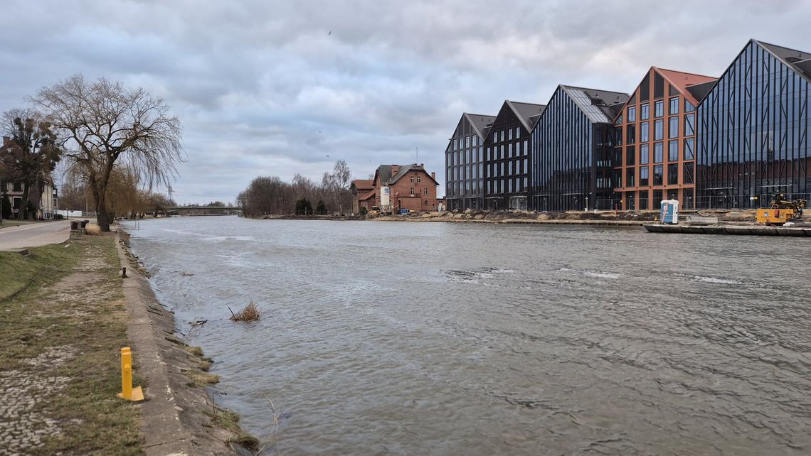 Rzeka Elbląg blisko stanu alarmowego