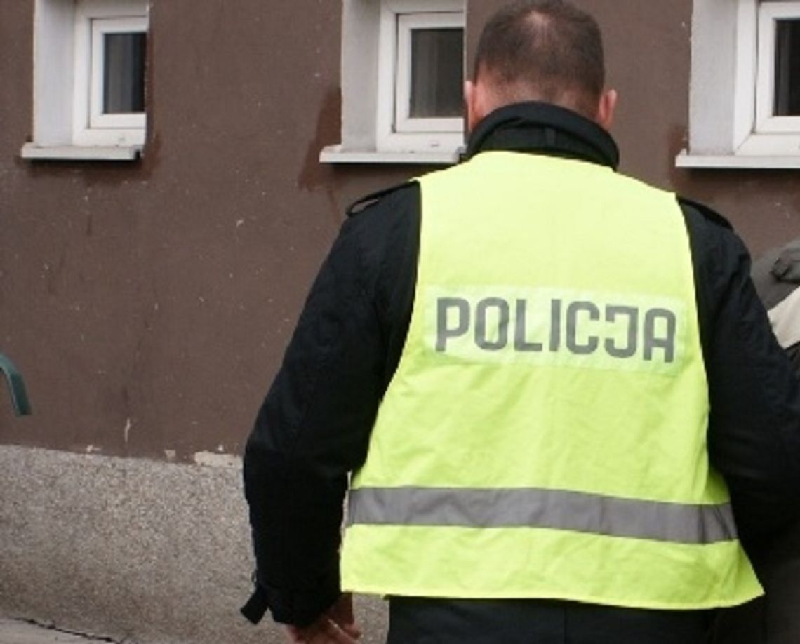 Rzucał kamieniami w zaparkowany samochód