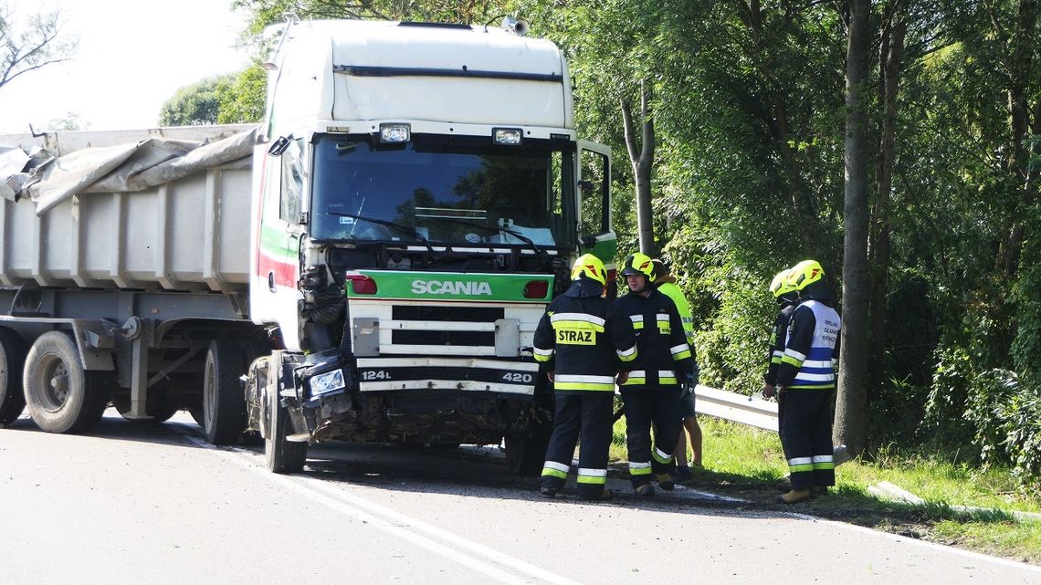 Samochód ciężarowy przebił barierę ochronną na trasie Elbląg-Malbork