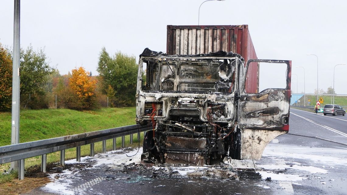 Samochód ciężarowy spłonął na drodze S22. Z pojazdu wypadł tłok, następnie stanął w płomieniach