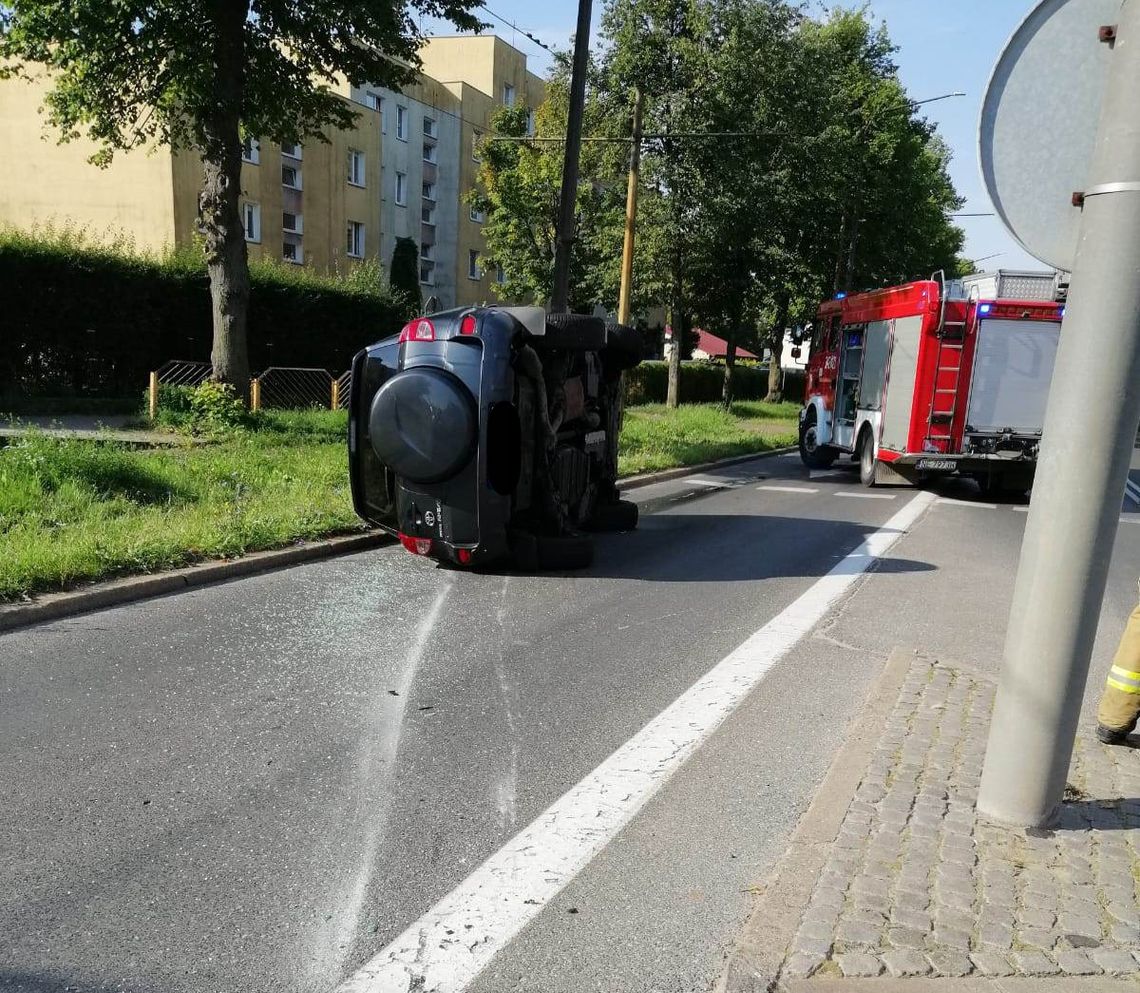 Samochód na boku po zderzeniu na Królewieckiej