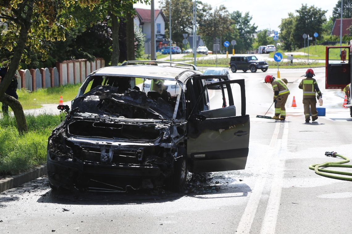 Samochód spłonął na Niepodległości [FOTO]