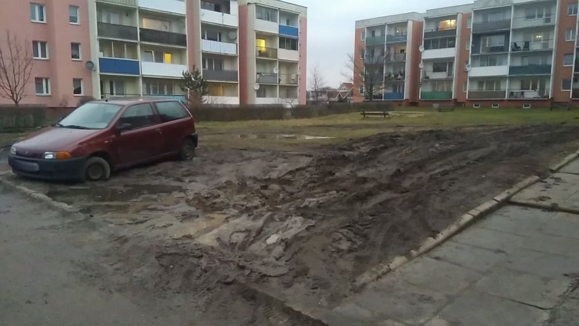 Samochody toną w błocie na Fromborskiej. Tu czas zatrzymał się w miejscu Samochody toną w błocie na Fromborskiej. Tu czas zatrzymał się w miejscu