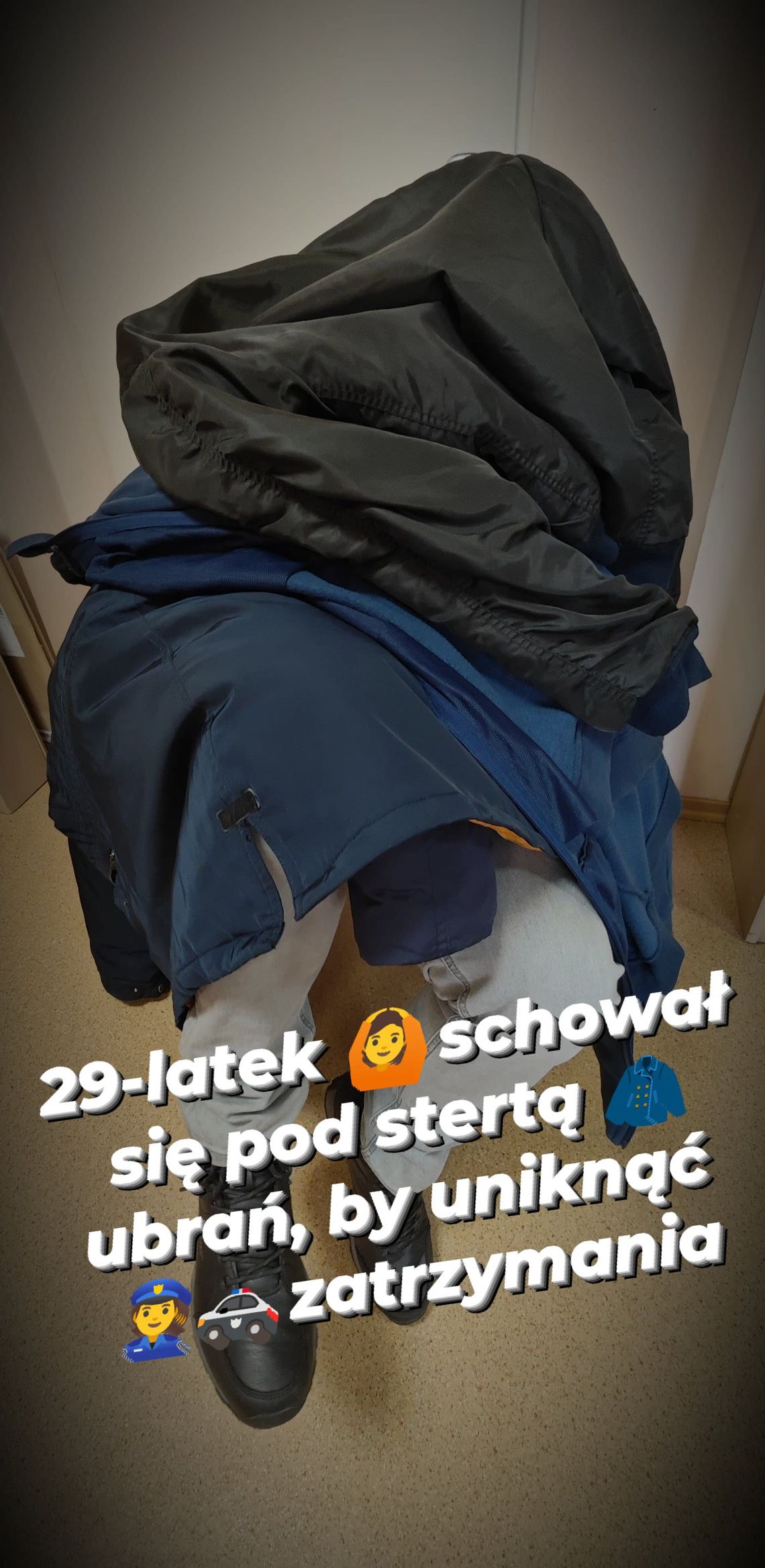 Schował się pod stertą ubrań przed policjantami