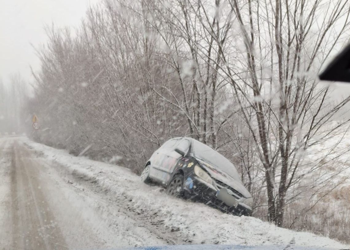 Seria kolizji w Elblągu. Kobieta wjechała do rowu Seria kolizji w Elblągu. Kobieta wjechała do rowu