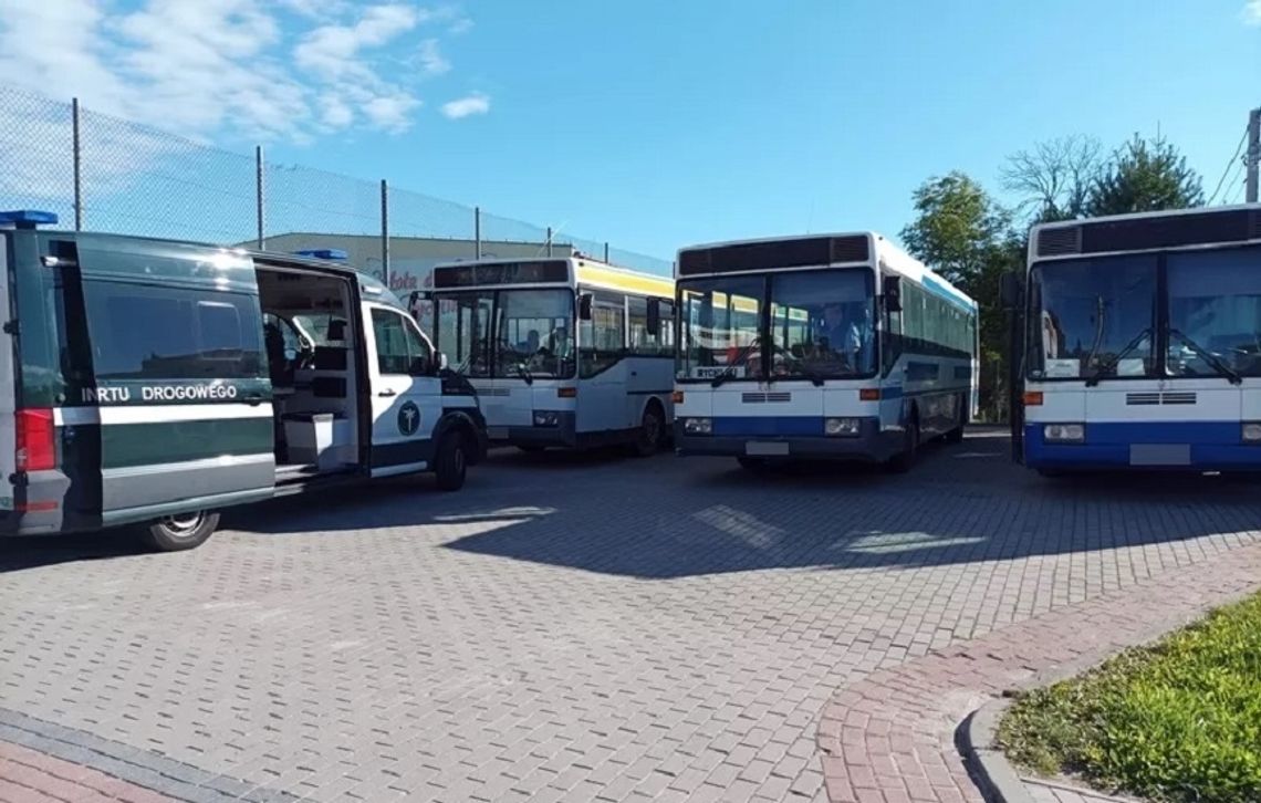 Skontrolowali pojazdy przewożące dzieci. Wykryli korozję Skontrolowali pojazdy przewożące dzieci. Wykryli korozję