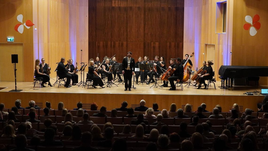 Smyczki w blasku nocy – muzyka, która przemienia Smyczki w blasku nocy – muzyka, która przemienia