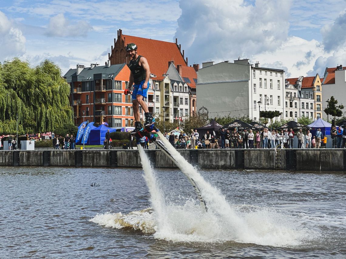 Spektakl na flyboardzie na Rzece Elbląg