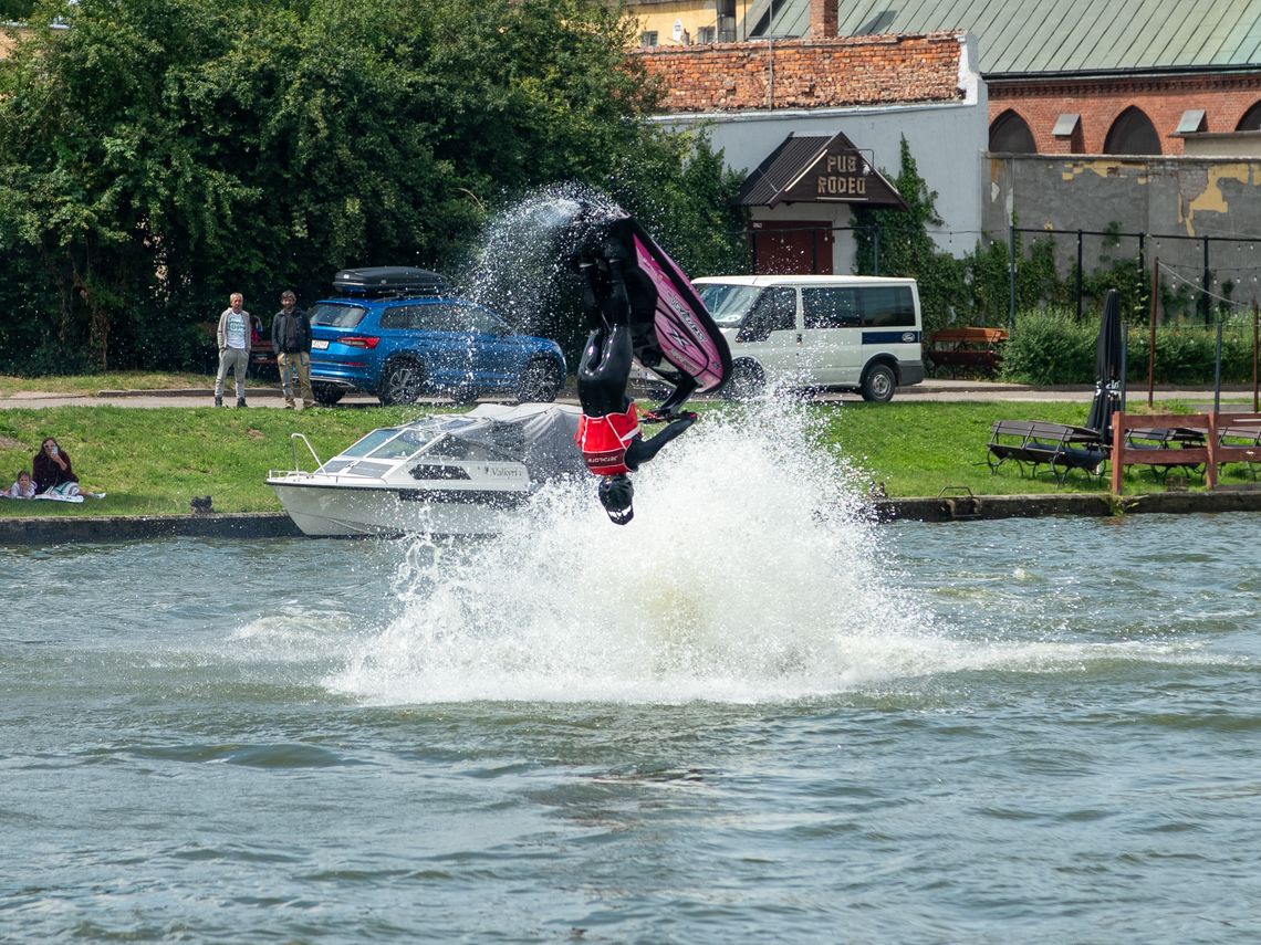 Spektakularne akrobacje nad wodą. Zobacz, co działo się w Elblągu [FOTO]