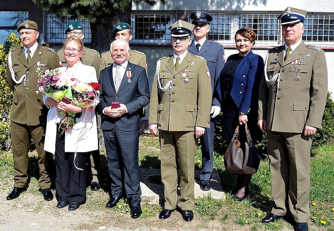 Srebrny medal "Za zasługi dla obronności kraju" dla rodziców żołnierza z Braniewa