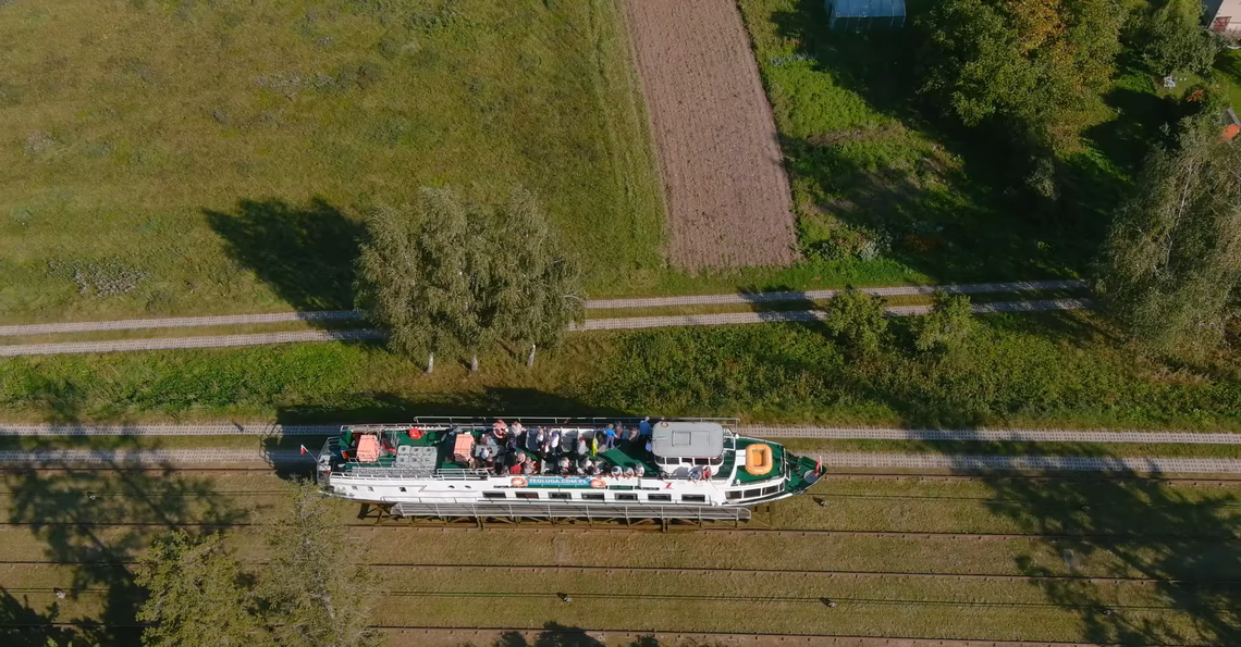 Statkiem po trawie. Rusza sezon na Kanale Elbląskim