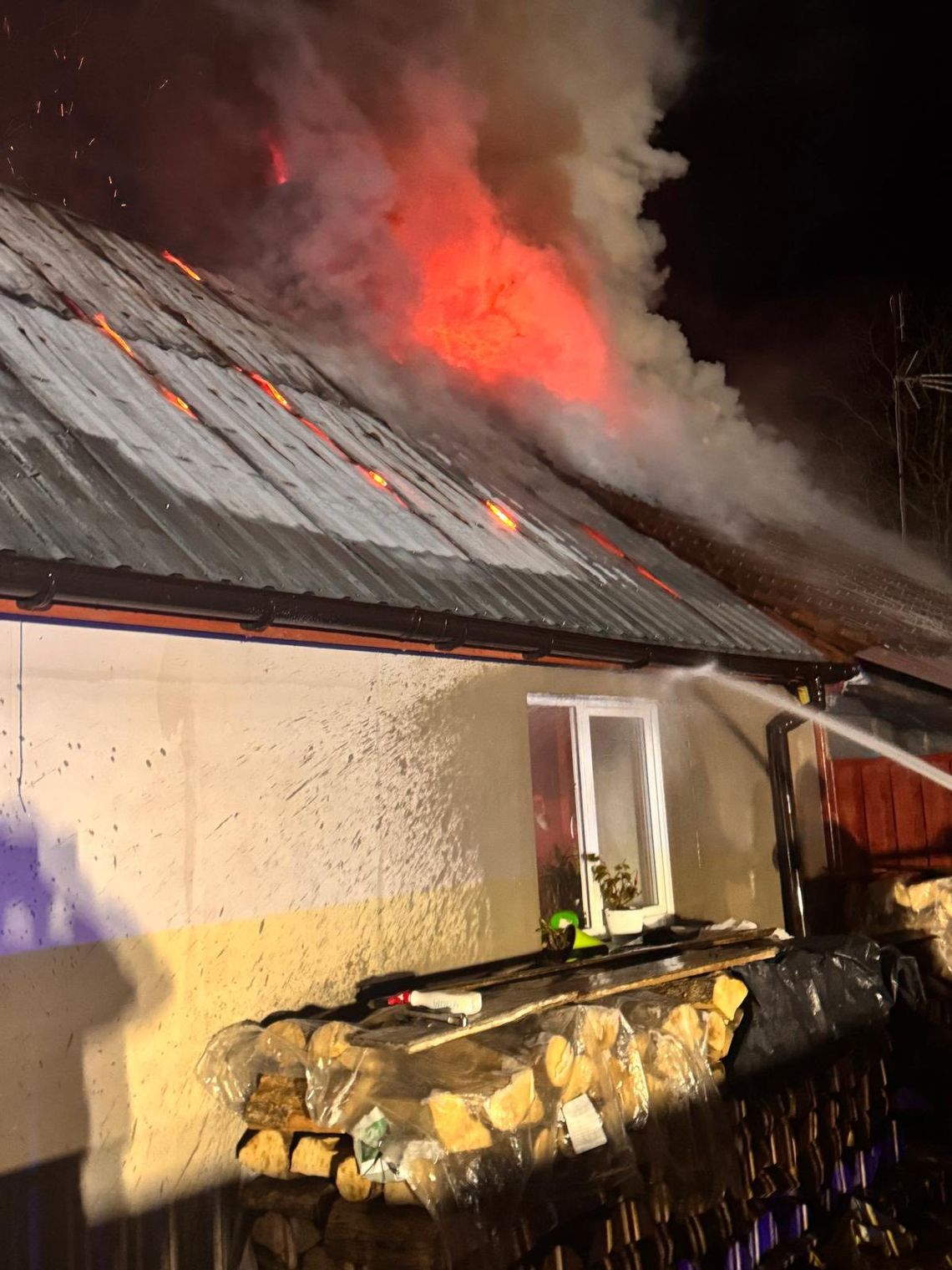 Strażacy walczyli z ogniem przez ponad 5 godzin