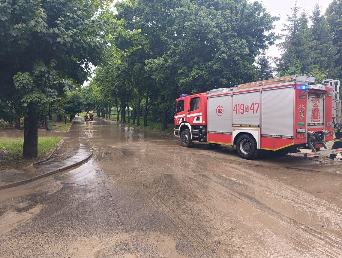 Strażacy walczyli ze skutkami poniedziałkowej burzy [ZDJĘCIA]