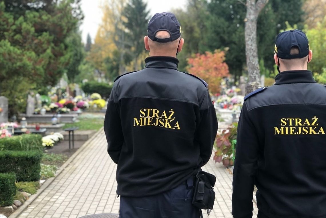 Strażnicy kontrolują elbląskie cmentarze