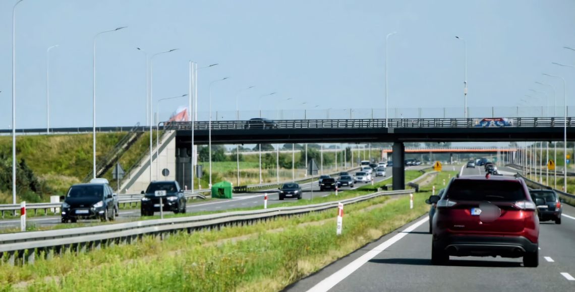 Szybka akcja policji na S7 – funkcjonariusze wsparli kierowcę ciężarówki [WIDEO]