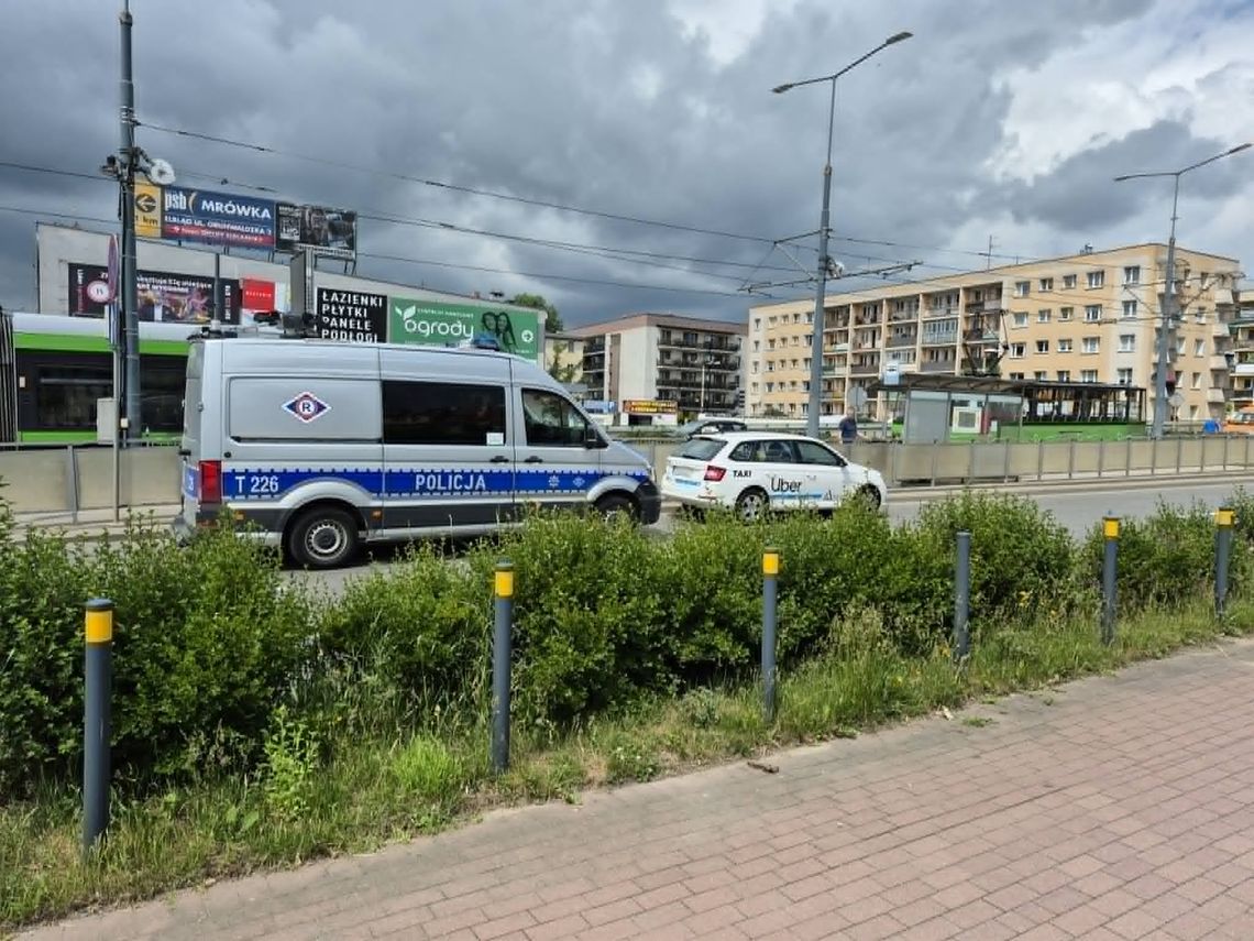 Taksówka Uber zderzyła się z tramwajem Taksówka Uber zderzyła się z tramwajem