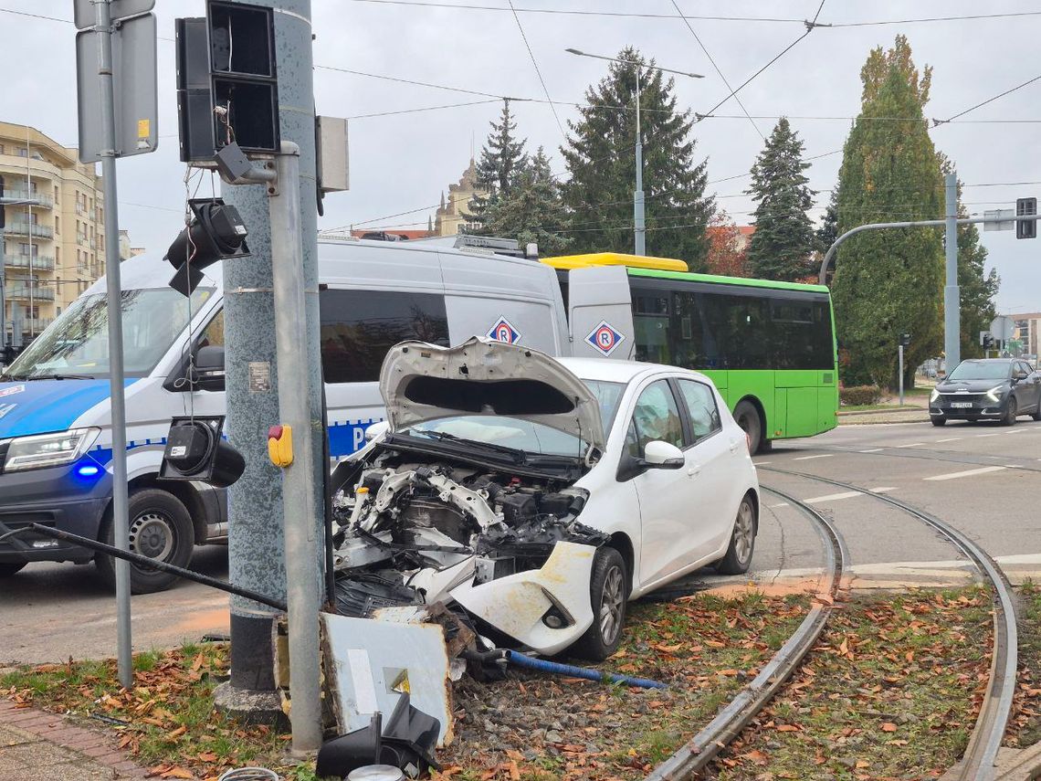 Toyotą uderzył w słup [WIDEO]