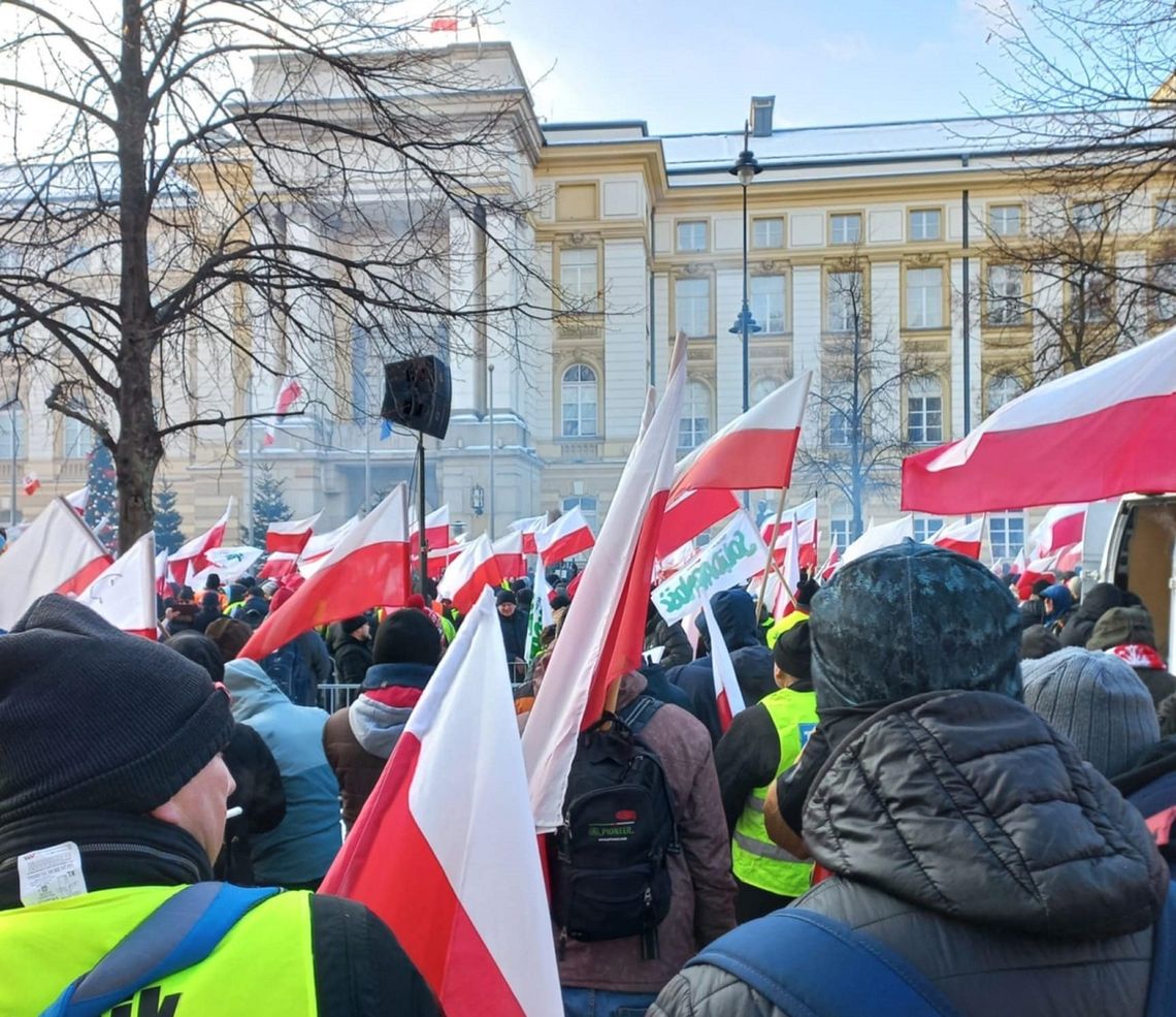 Traktory w sercu stolicy. Rolnicy z Elbląga wśród protestujących w Warszawie [WIDEO]