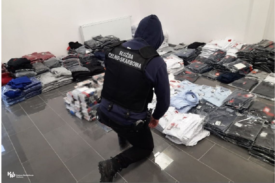 Tysiące sztuk podrabianej odzieży na terenie powiatu elbląskiego Tysiące sztuk podrabianej odzieży na terenie powiatu elbląskiego