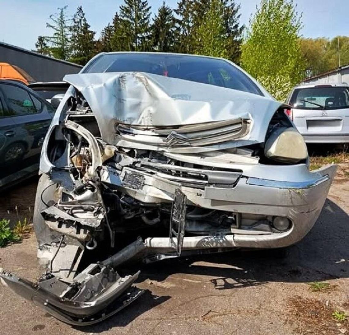Uciekał przed policją. Rozbił samochód na kapliczce