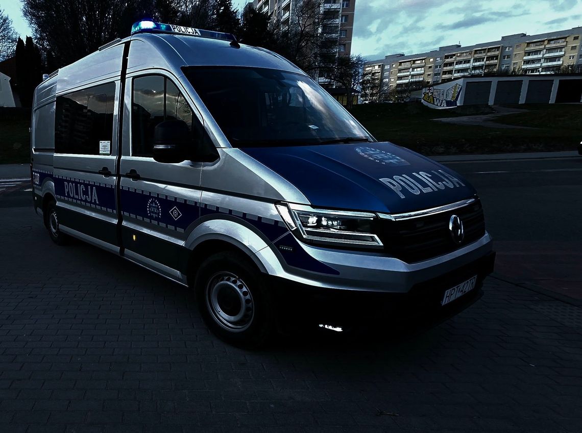 Uciekał przed policją w Elblągu. Zatrzymał się uderzając w inny pojazd Uciekał przed policją w Elblągu. Zatrzymał się uderzając w inny pojazd