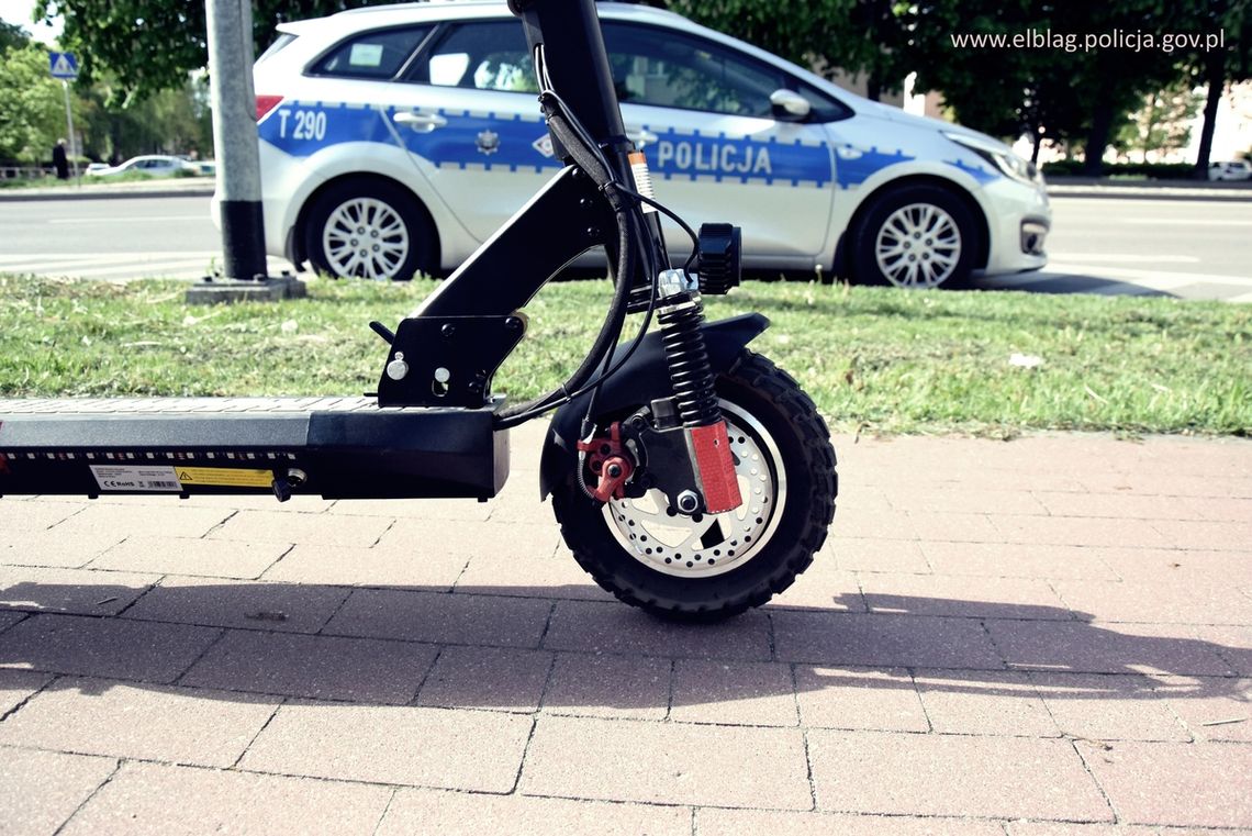 Uderzył hulajnogą w sygnalizator świetlny Uderzył hulajnogą w sygnalizator świetlny