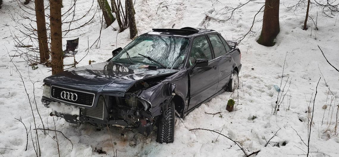 Uderzył w dwa drzewa i wypadł z drogi Uderzył w dwa drzewa i wypadł z drogi