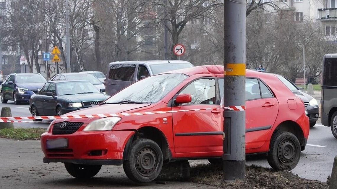 Uderzyła Toyotą w słup