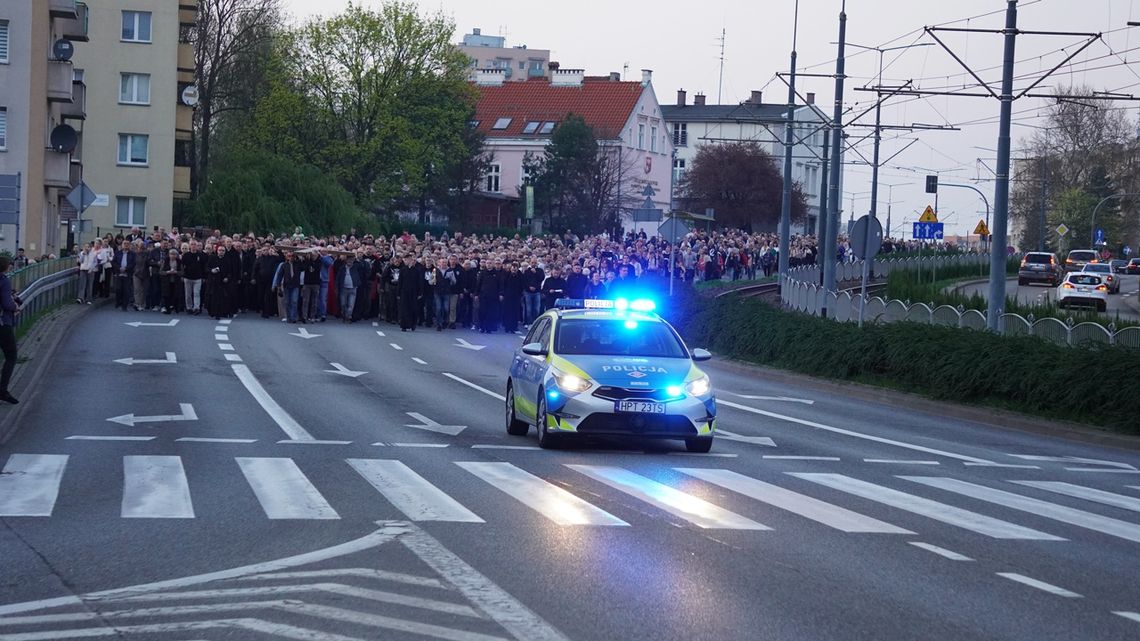 Ulicami Elbląga przeszła Droga Krzyżowa [FOTO]