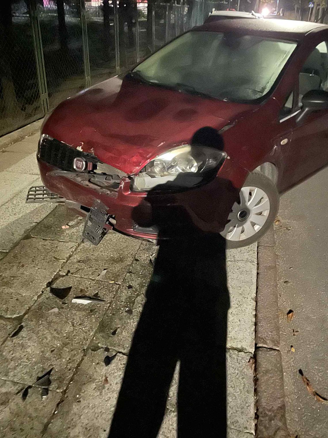 Uszkodzone trzy auta – policja i właściciele proszą o pomoc świadków Uszkodzone trzy auta – policja i właściciele proszą o pomoc świadków